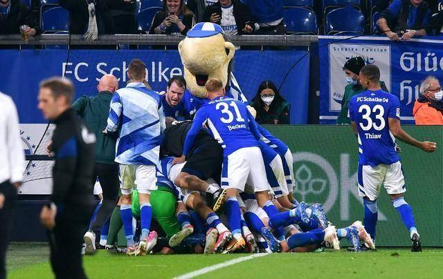 开云体育网页版-沙尔克队员战术灵活，展现出色发挥