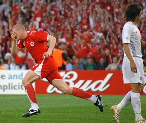 意大利足球比赛中一支强队惊险获胜