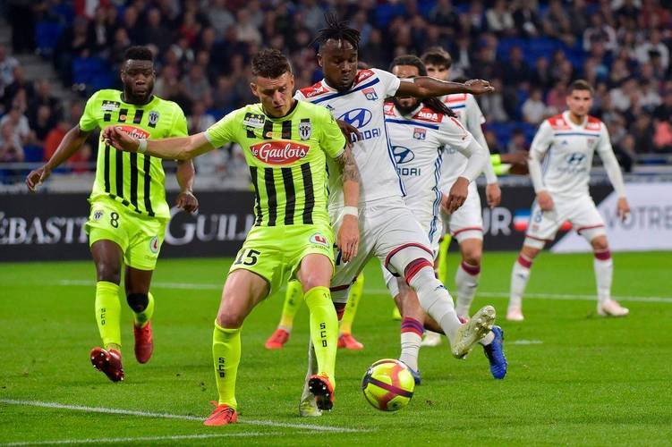 包含南特主场失利，离法甲保级区越来越近的词条