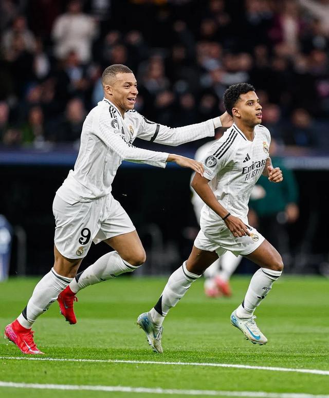 热那亚赢球喜悦，全队士气大振