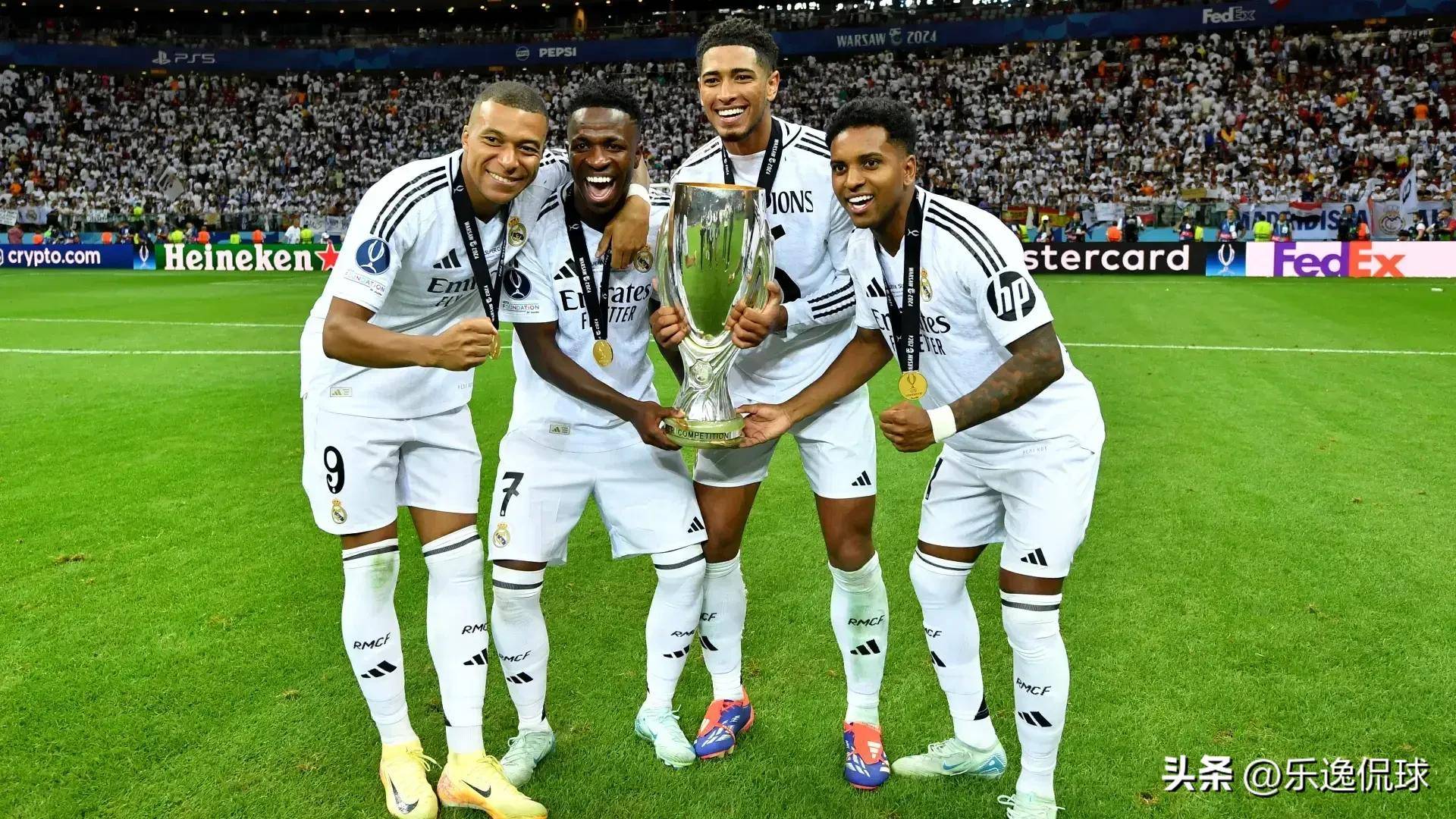 足球巨星齐聚球场，为球队带来胜利