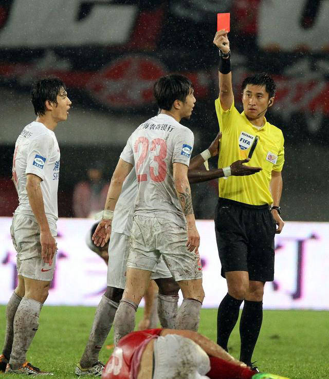 包含西汉姆球员遭到红牌罚下，场上人数处于劣势的词条