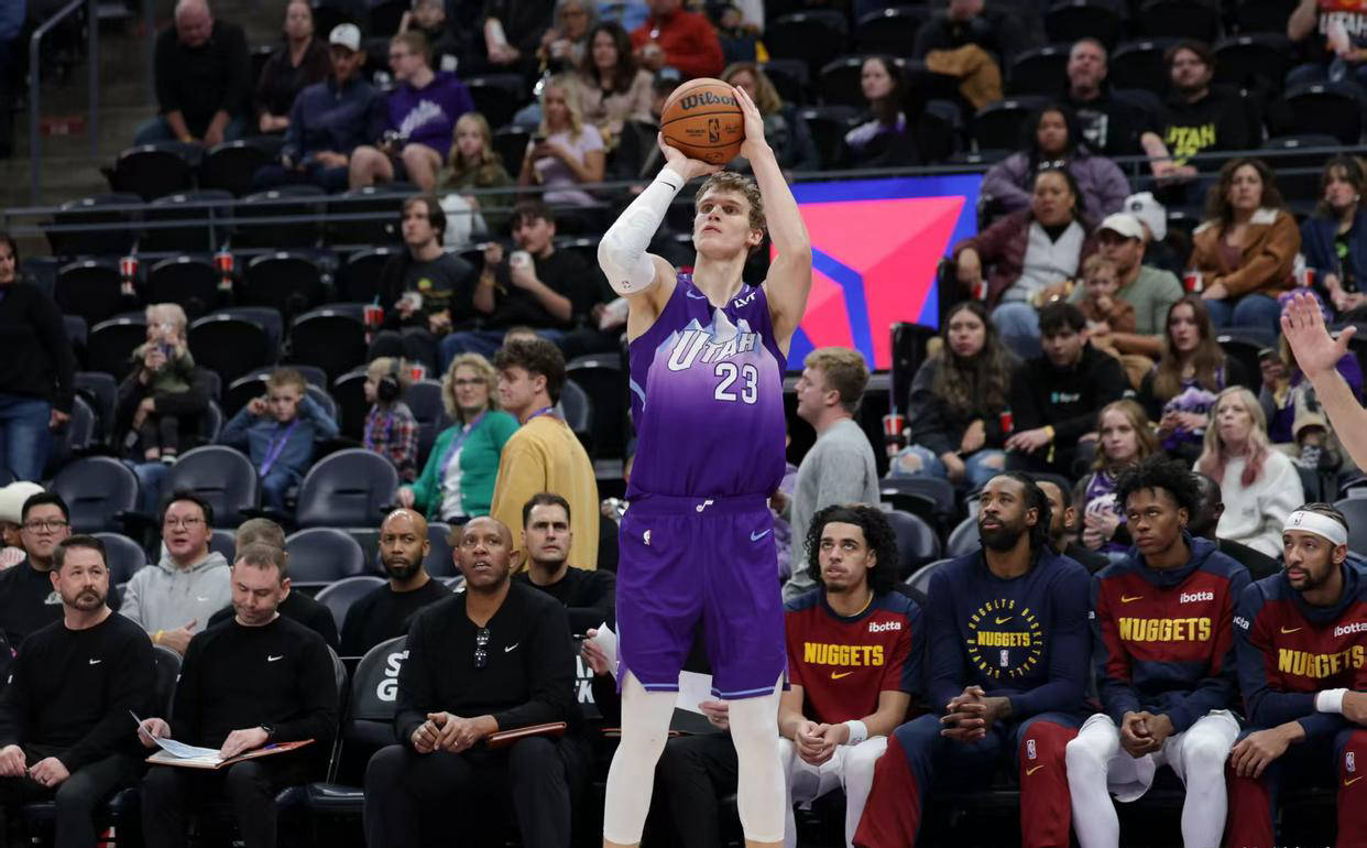 开云体育直播-爵士队外线投篮手感火热，逆转胜利