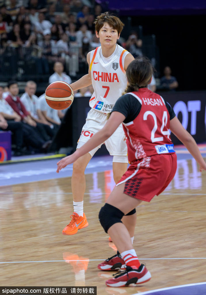 精妙传球频频出现，球队默契十足