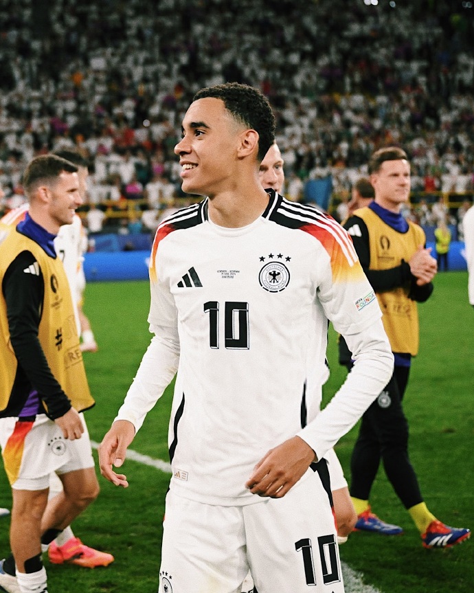 丹麦队在欧洲杯预选赛中大展拳脚，直追强敌