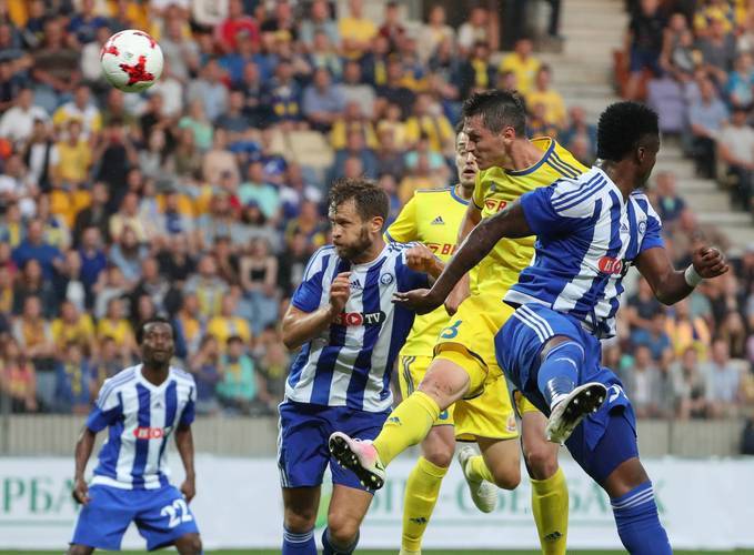 关于球场激烈角逐，胜负悬念引发争议的信息