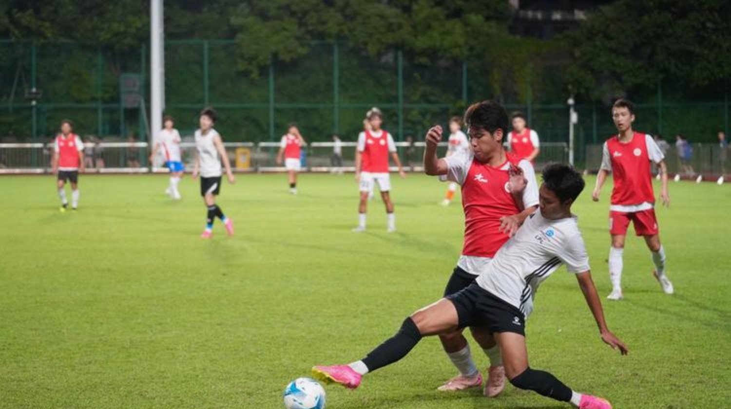 包含足球联赛场外花絮曝光，引发球迷热议的词条