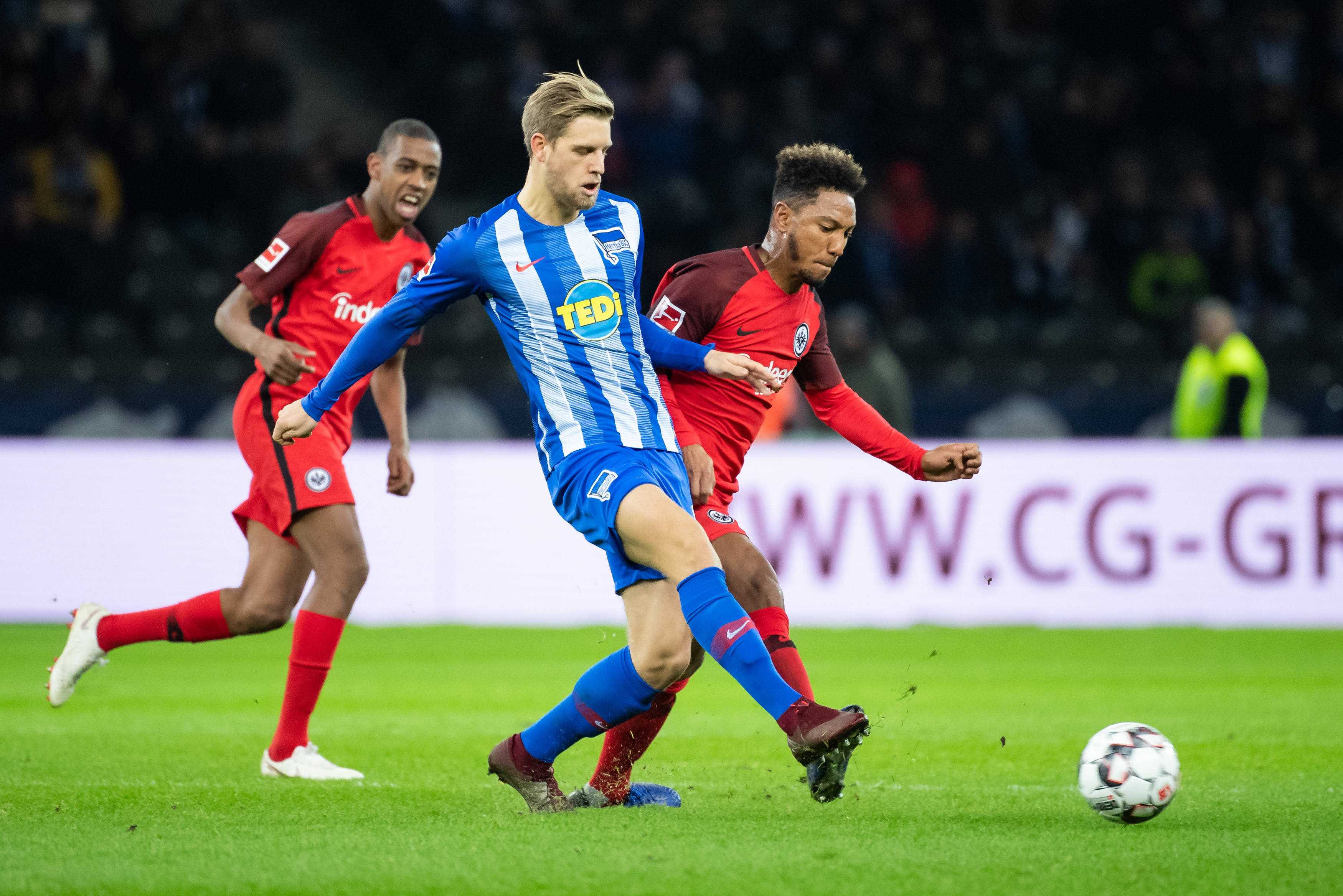 开云体育app下载-顶级足球对手：激烈较量中定胜负，谁能称雄？